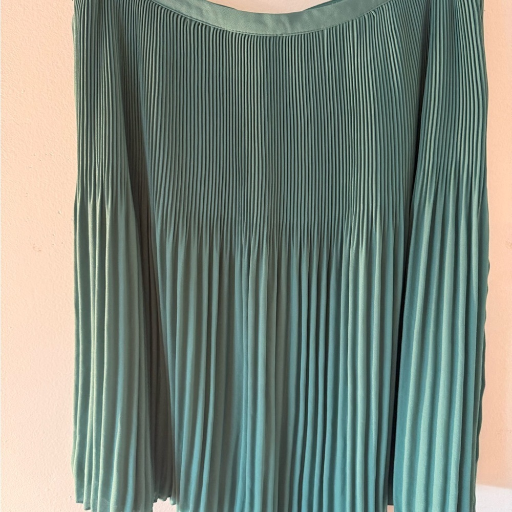 NWT-Ann Taylor LOFT Fluid Pleated Skirt Sz 8 - Picture 3 of 10